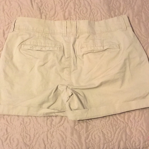 Old Navy tan shorts size 2 reg - Picture 2 of 2